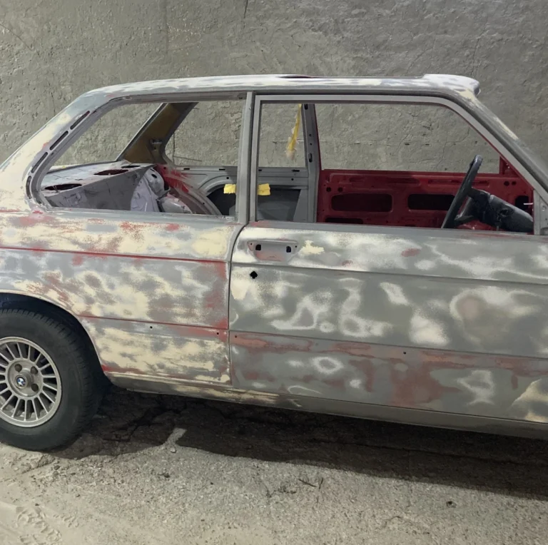 Carrocería de auto clásico antes del tratamiento