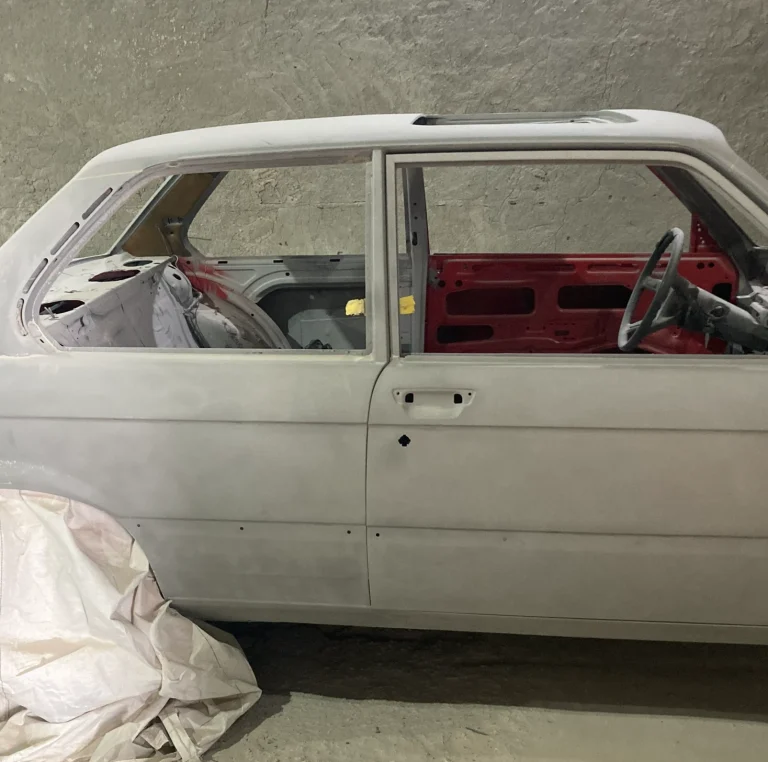 Carrocería de auto clásico después del tratamiento, con fondo